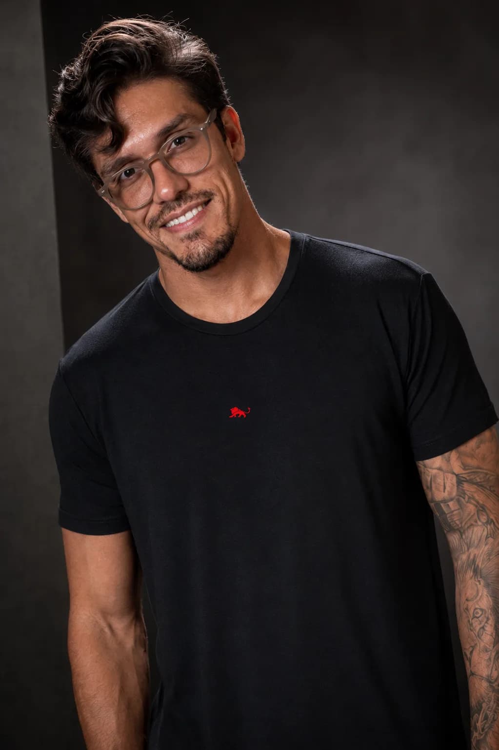 Best T-shirt da Lion Brazil em ensaio de estúdio, a camiseta tecnológica que vai personalizada