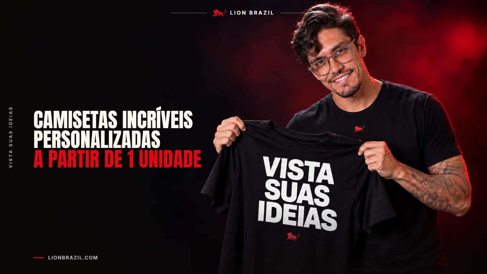 Capa do artigo com o título "Camisetas incríveis personalizadas a partir de 1 unidade" e Pedro Costa, fundador da Lion Brazil, segurando uma camiseta estampada com "Vista suas ideias" e o leão da marca.