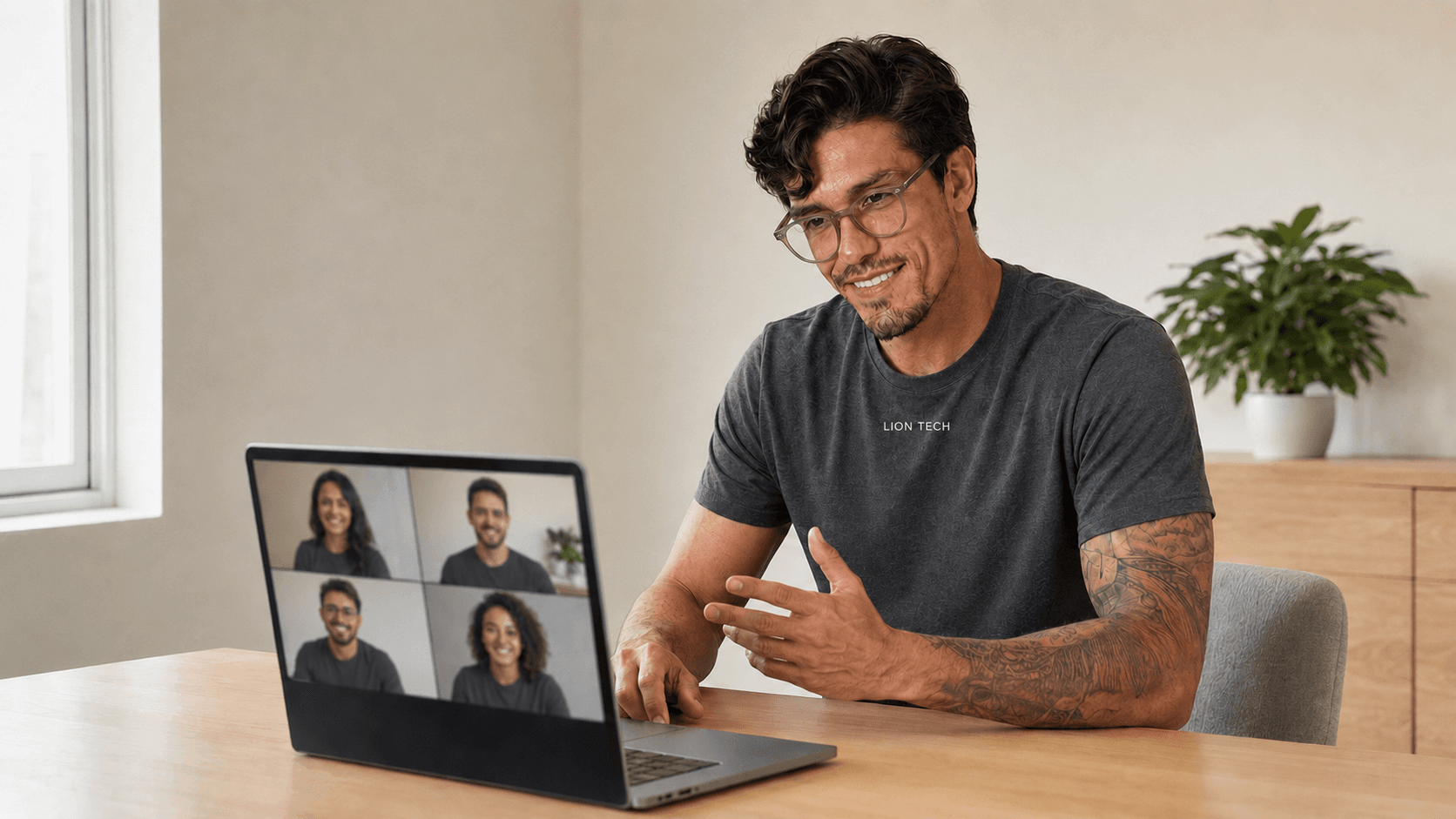 Equipe de escritório vestindo camisetas personalizadas da Lion Brazil em coworking