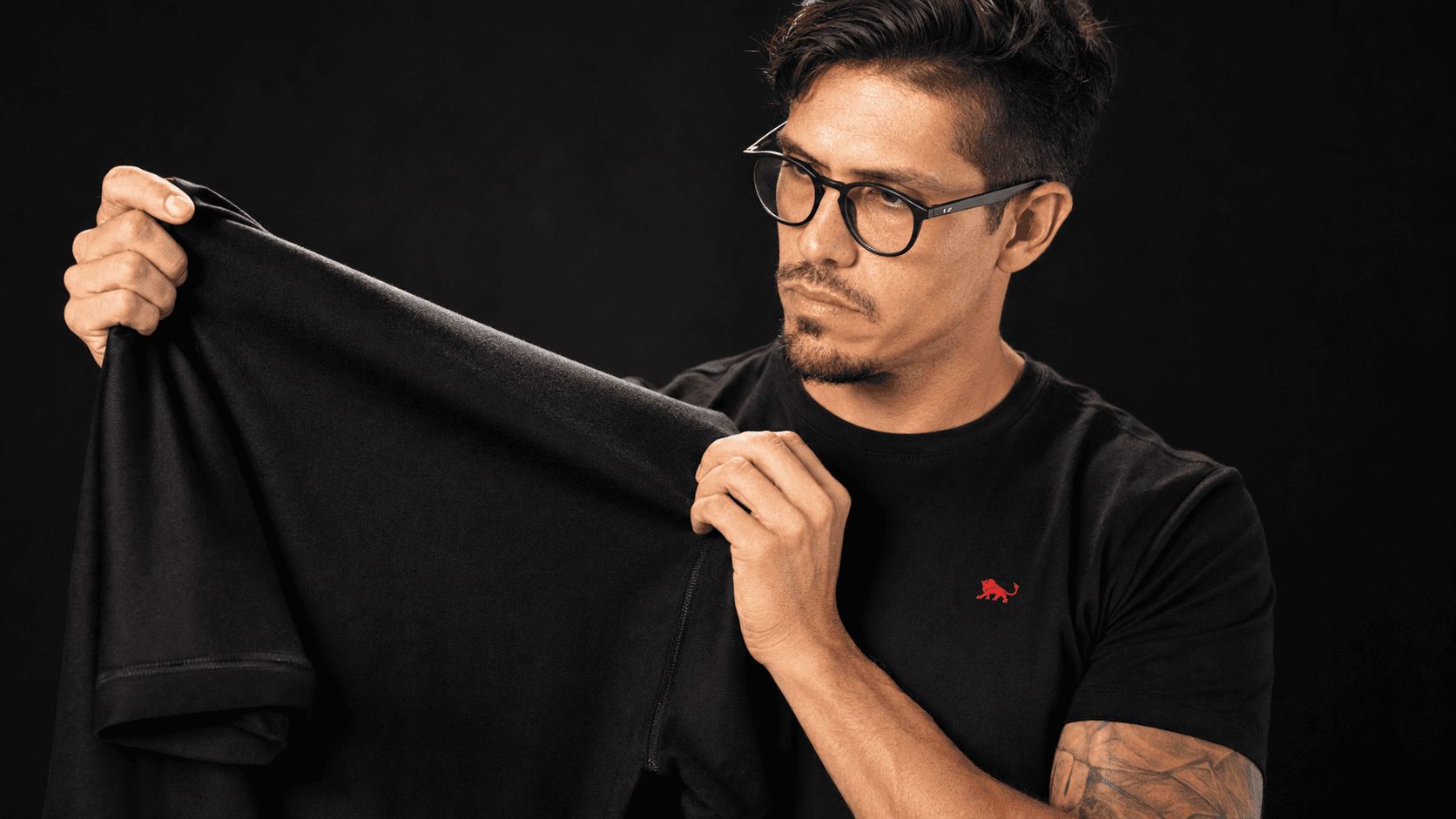 Avaliação da malha de uma camiseta preta de uniforme examinada de perto contra a luz