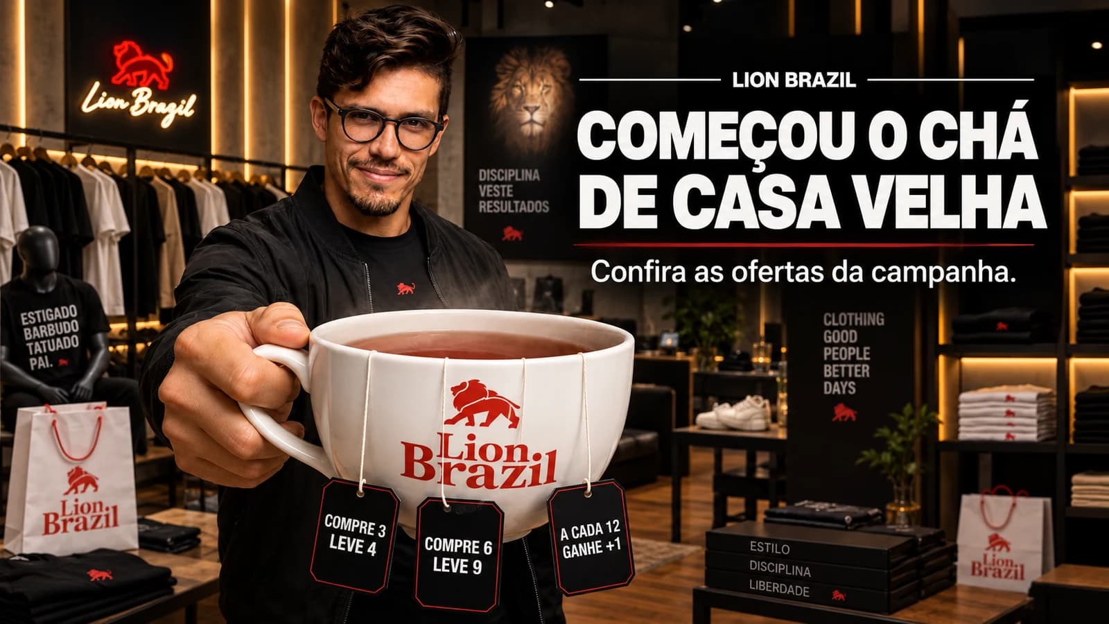 Fundador da Lion Brazil na loja segurando uma xícara gigante da marca com etiquetas de chá penduradas.