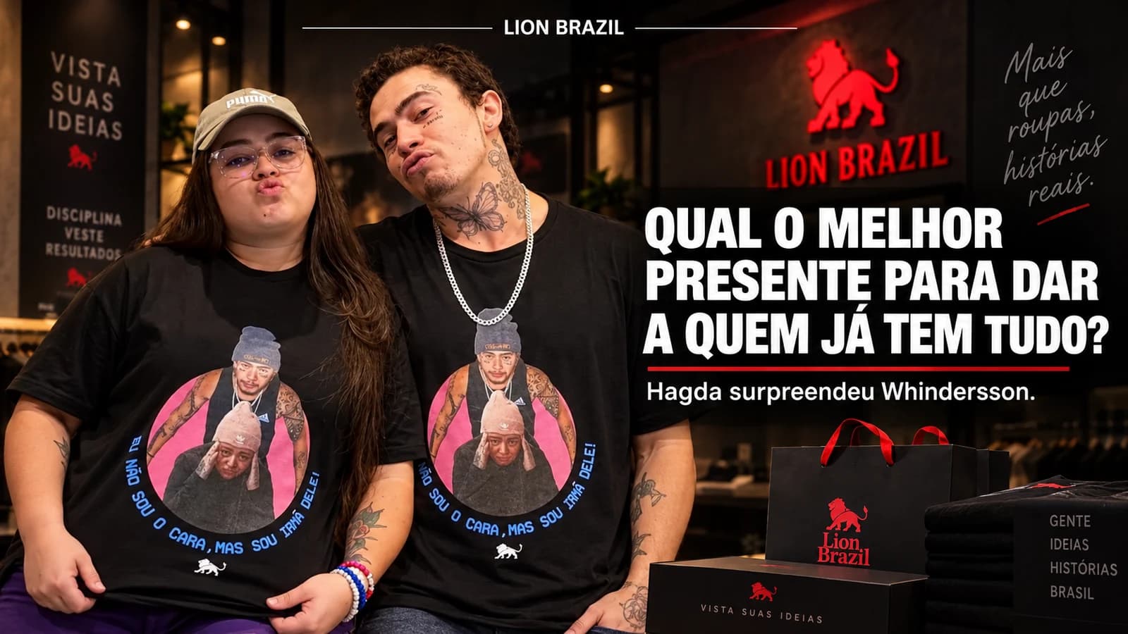 Hagda e Whindersson Nunes na loja da Lion Brazil, os dois com camisetas pretas estampadas com a mesma foto e a frase eu não.