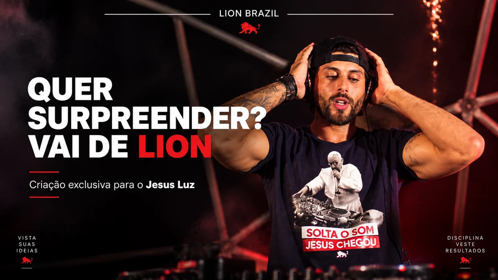 Jesus Luz discotecando com fones de ouvido e uma camiseta preta estampada com a arte Solta o som Jesus chegou.