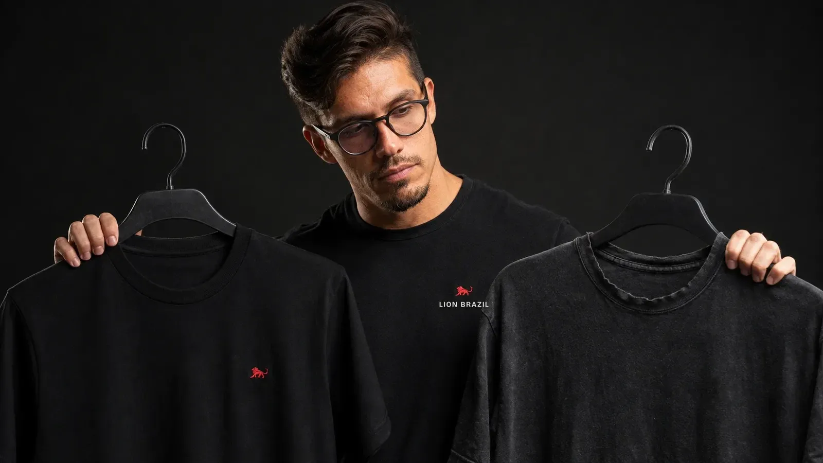 Fundador da Lion Brazil segurando a camiseta nova da marca e uma camiseta comum desbotada, de gola deformada