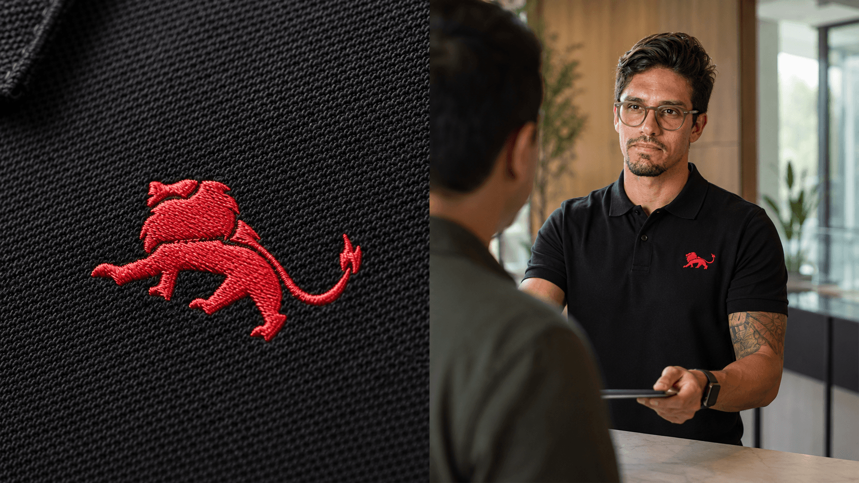 Macro do leão da Lion bordado no peito de camisa polo preta e a mesma polo em atendimento corporativo