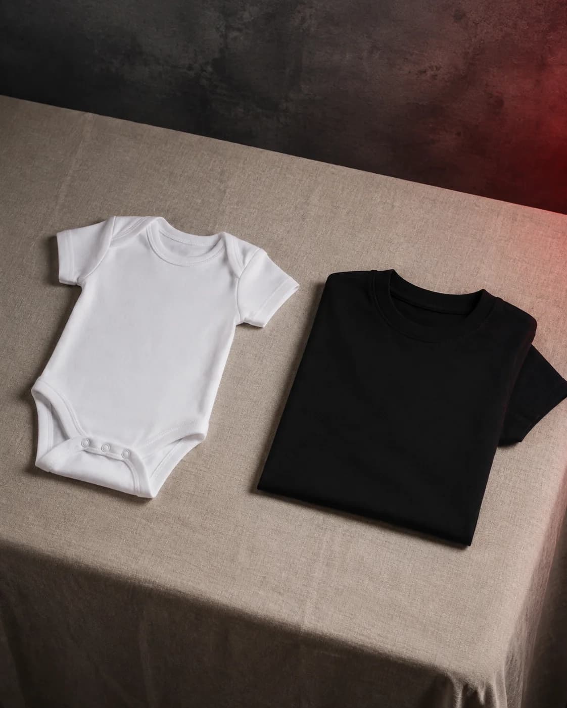 Body de bebê branco e camiseta infantil preta da Lion Brazil em still editorial
