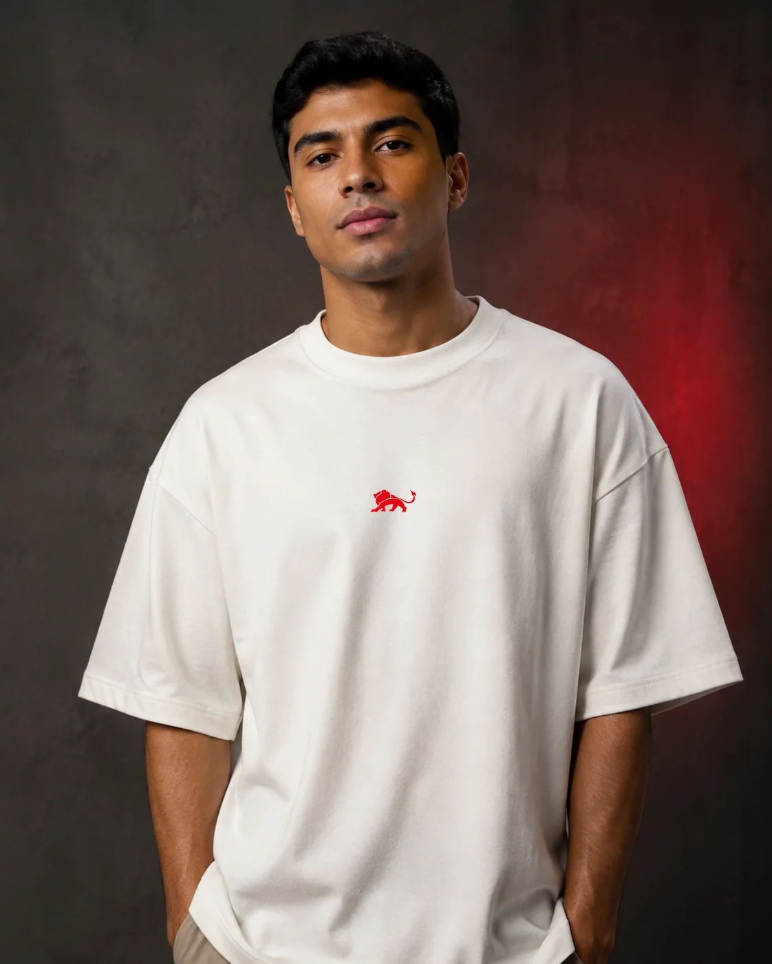Camiseta oversized off-white da Lion Brazil em ensaio de estúdio
