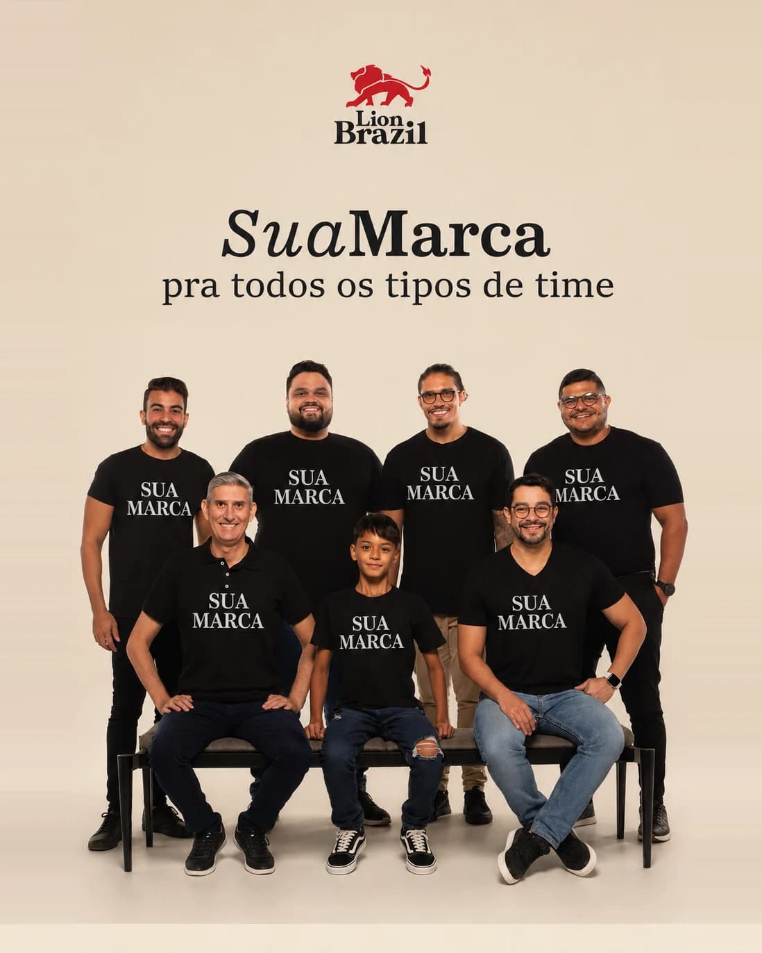Time de sete pessoas vestindo camisetas pretas personalizadas da Lion Brazil, feitas em Natal