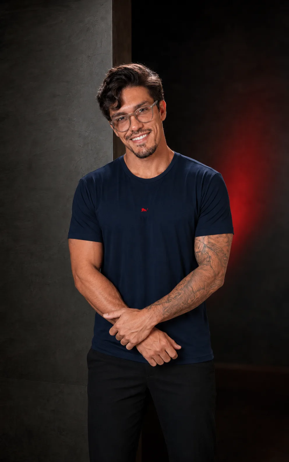 Modelo veste camiseta azul-marinho da Lion Brazil com o leão bordado no peito, ensaio de estúdio · Lion Brazil