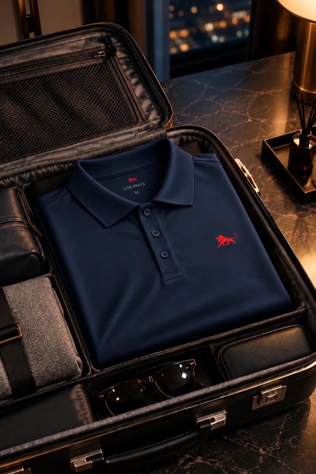 Best Polo azul-marinho dobrada numa mala de viagem