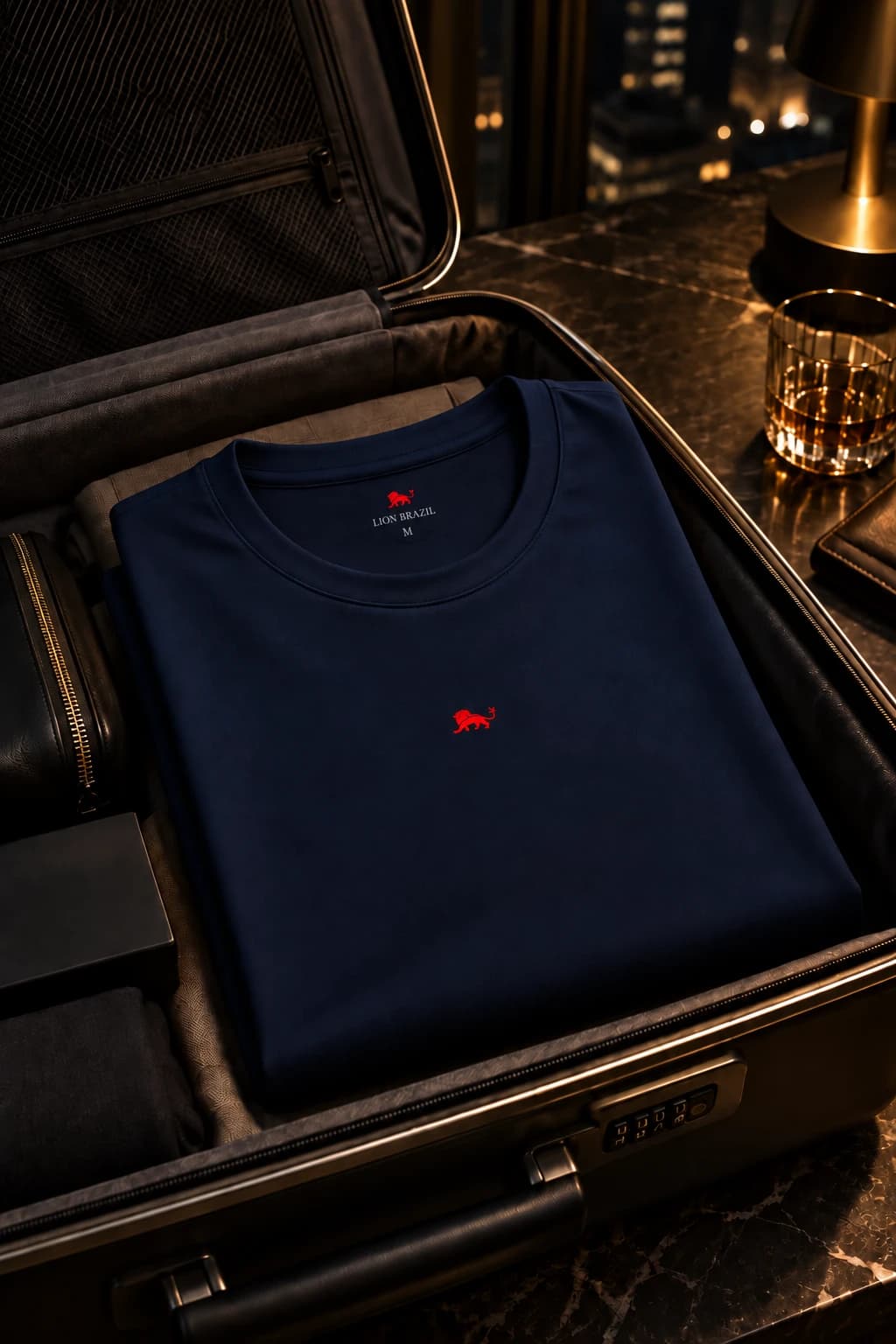 Best T-shirt azul-marinho dobrada numa mala de viagem