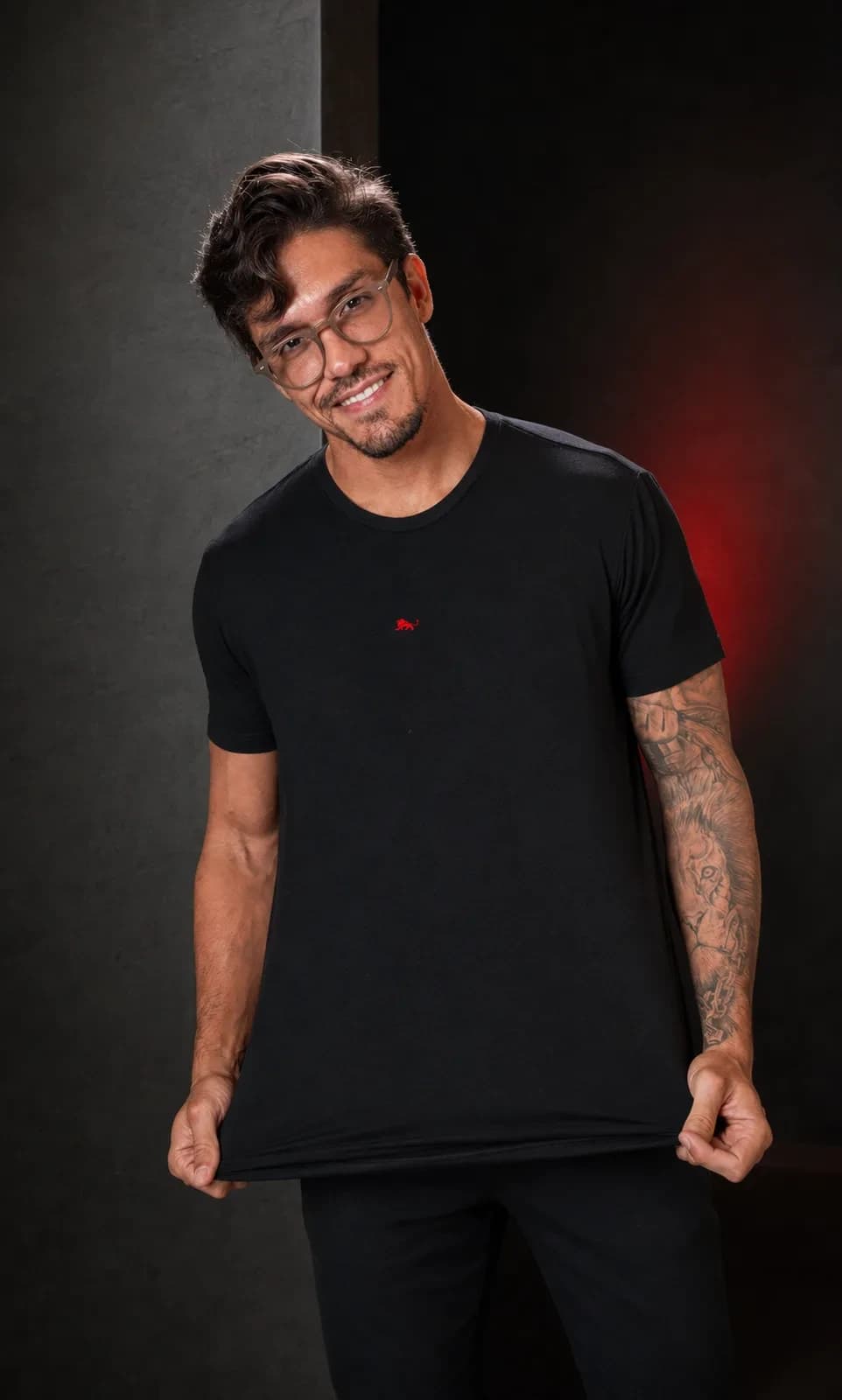 Pedro de Best T-shirt preta sorrindo no estúdio