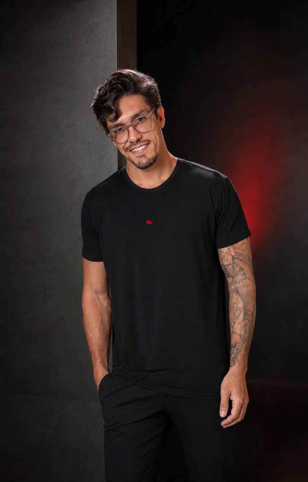 Pedro vestindo a Best T-shirt preta em ensaio de estúdio