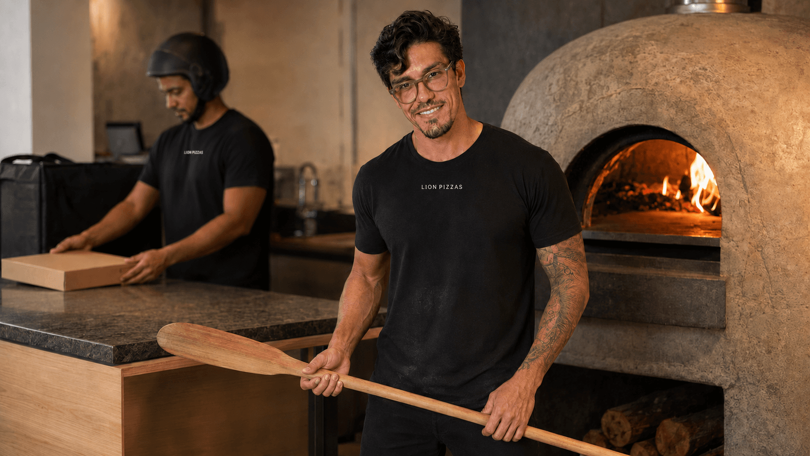 Pizzaiolo e entregador vestindo uniforme personalizado da Lion Brazil