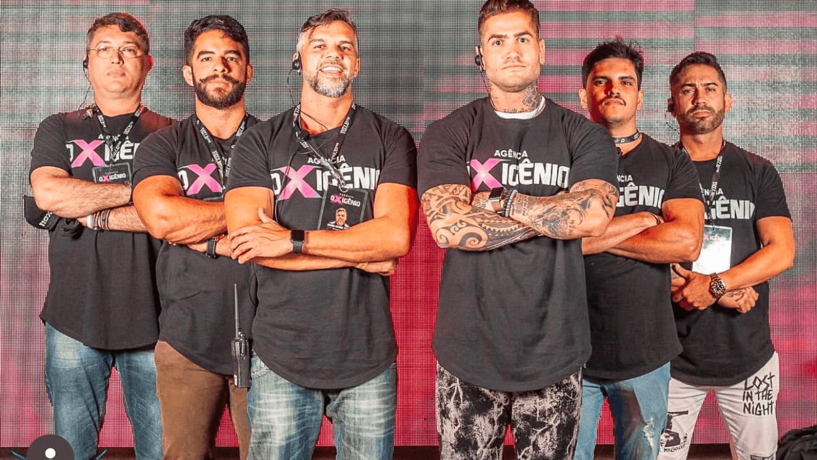 Equipe de seis pessoas uniformizada com camisetas pretas personalizadas de agencia, produzidas pela Lion Brazil