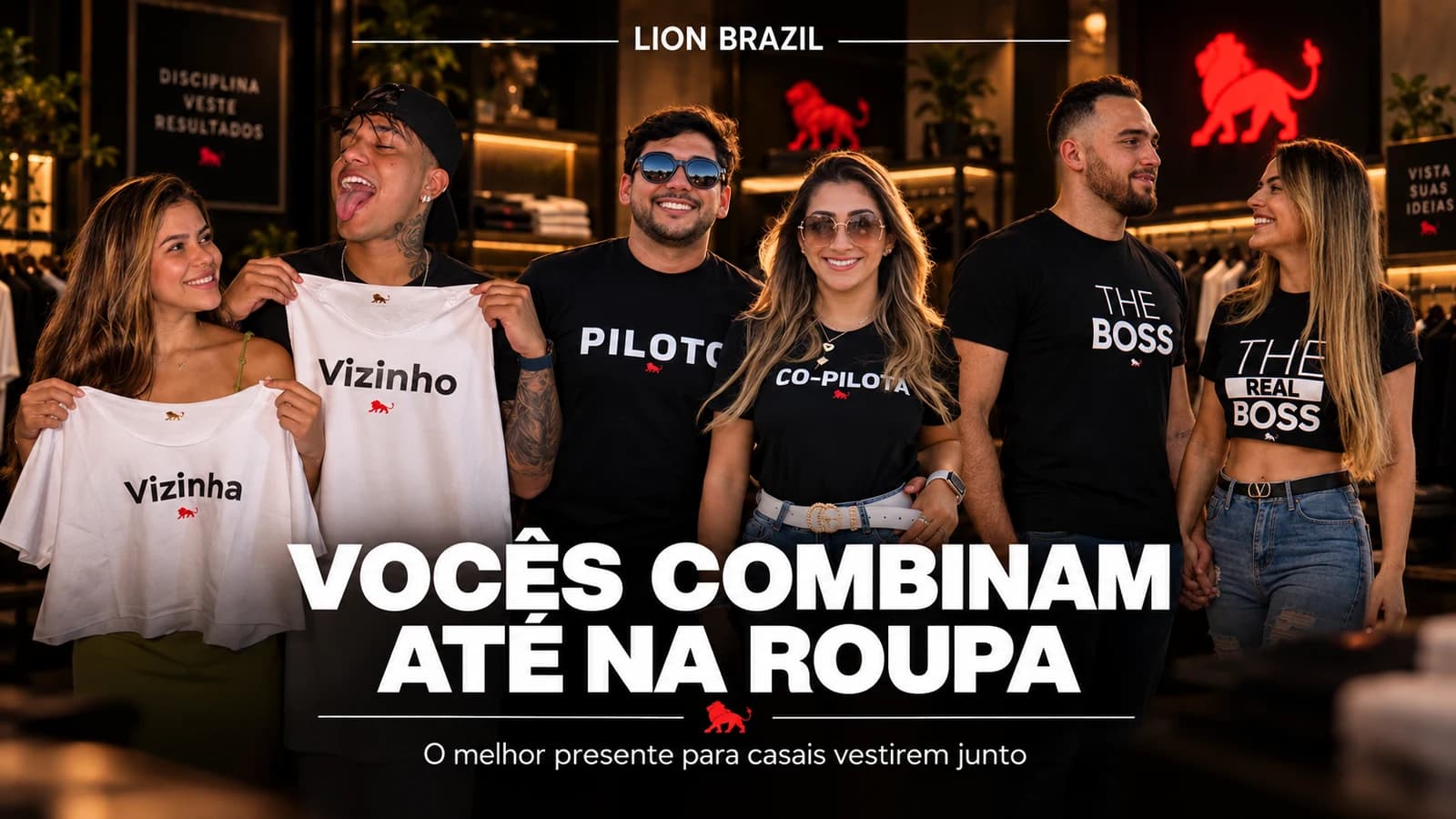 Três casais na loja da Lion Brazil com camisetas combinando: Vizinho e Vizinha, Piloto e Co-Pilota, The Boss e The Real Boss