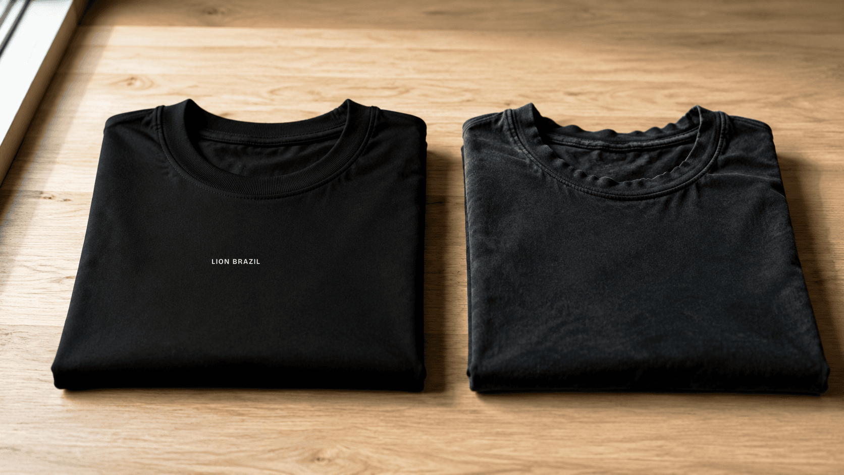 Duas camisetas pretas dobradas lado a lado: a nova com preto profundo e a desgastada com a gola ondulada