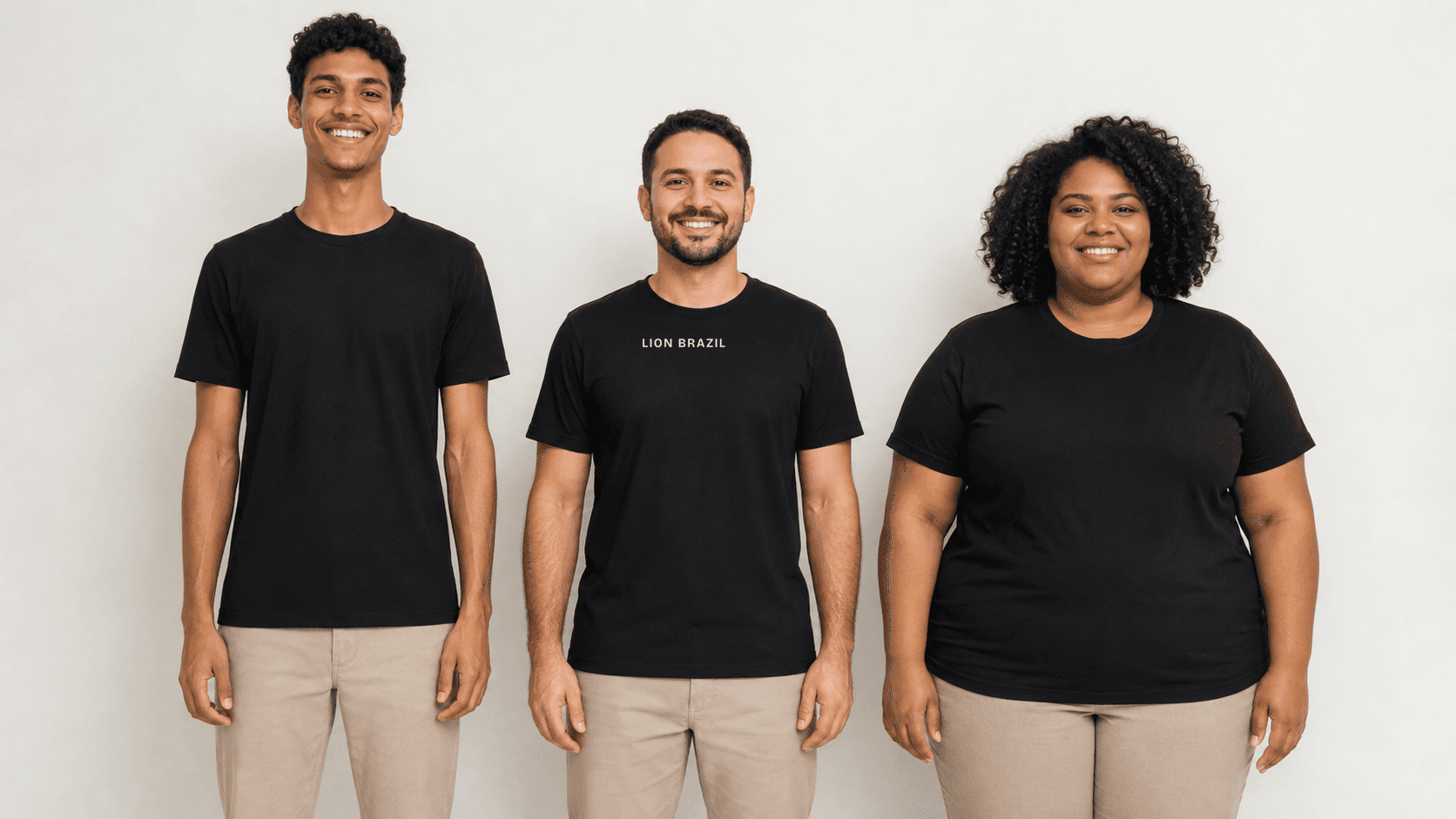 Três pessoas de corpos diferentes vestindo a mesma camiseta preta lisa, mostrando a diferença de caimento