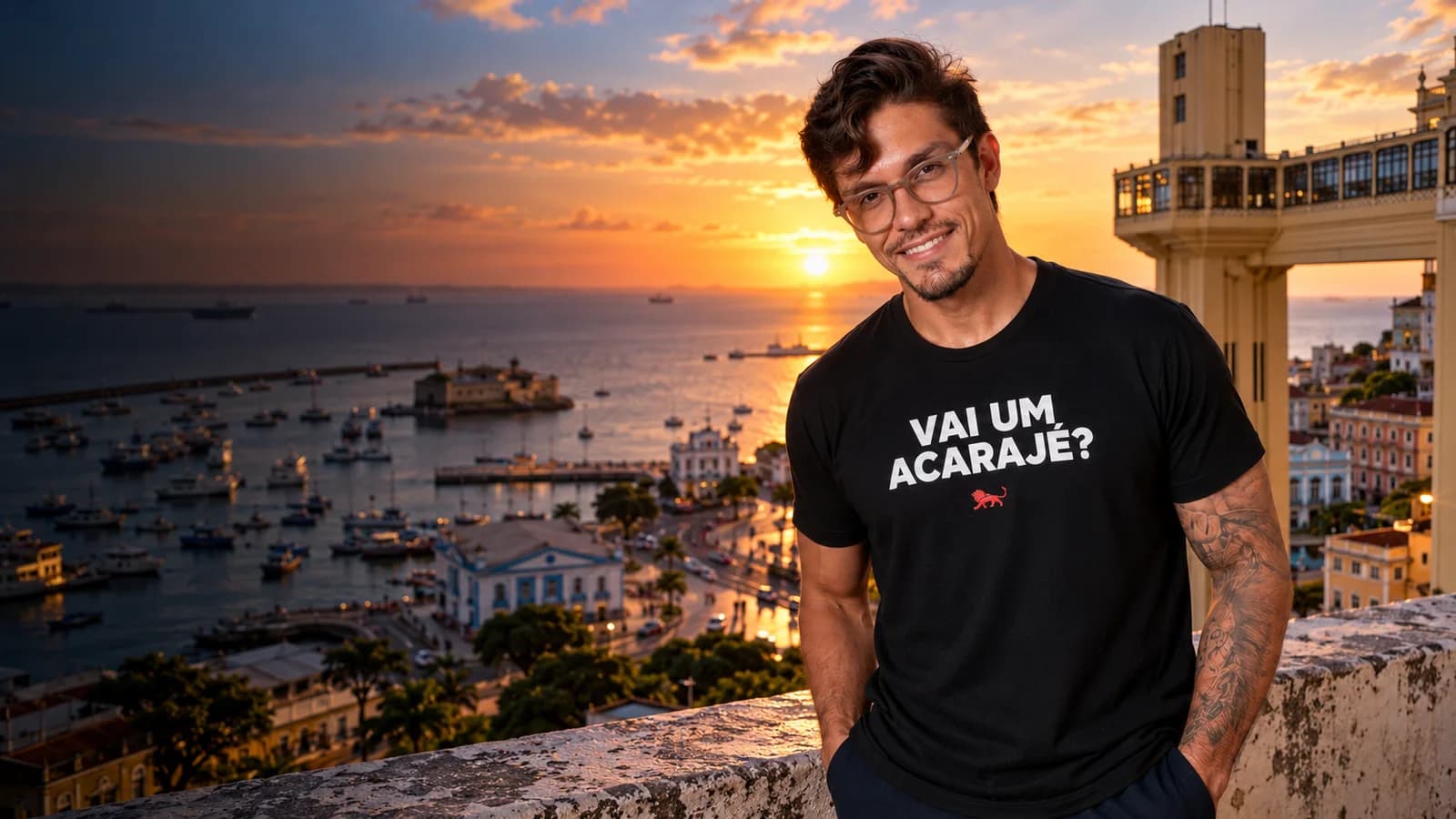 Pedro Costa, fundador da Lion Brazil, com camiseta preta estampada "Vai um acarajé?" e o leão da marca, em frente a o Elevador Lacerda