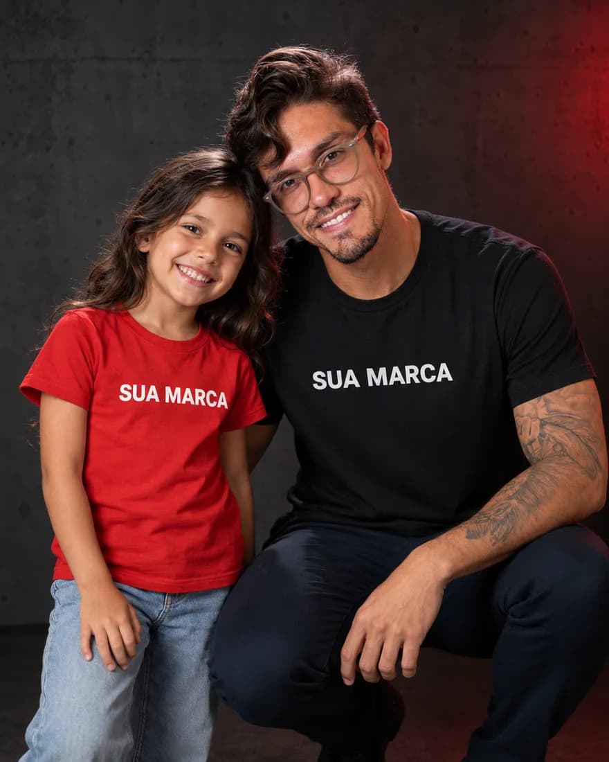 Menina de camiseta infantil vermelha com SUA MARCA ao lado de Pedro Costa