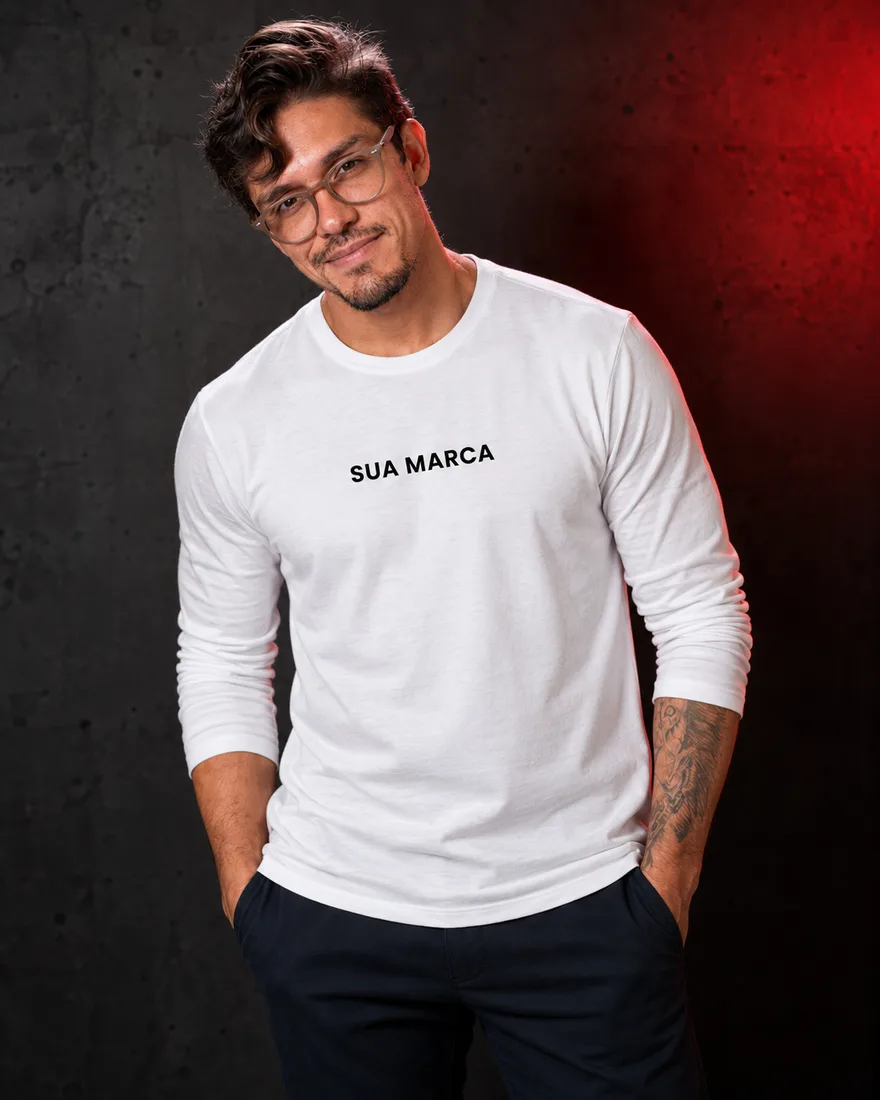Pedro Costa de camiseta manga longa branca estampada com SUA MARCA