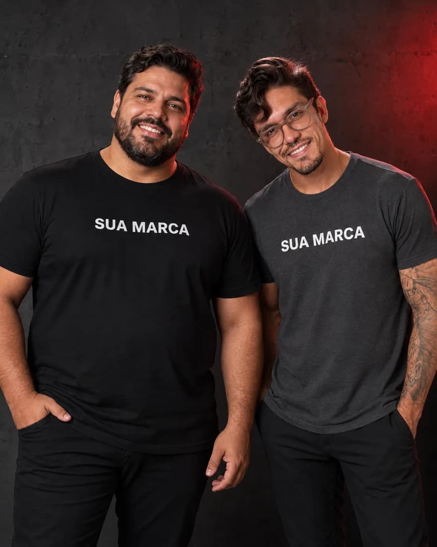 Homem de camiseta plus size preta com SUA MARCA ao lado de Pedro Costa