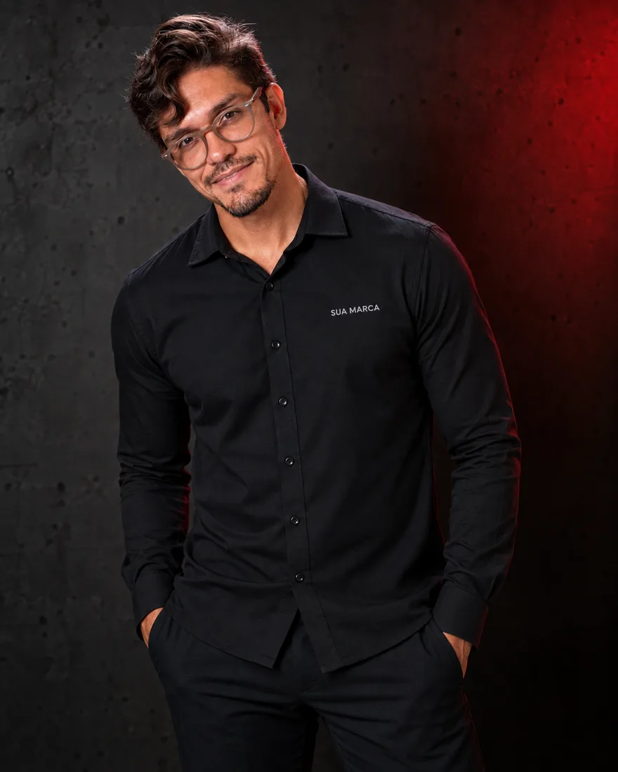 Pedro Costa de camisa social preta de manga longa com SUA MARCA no peito