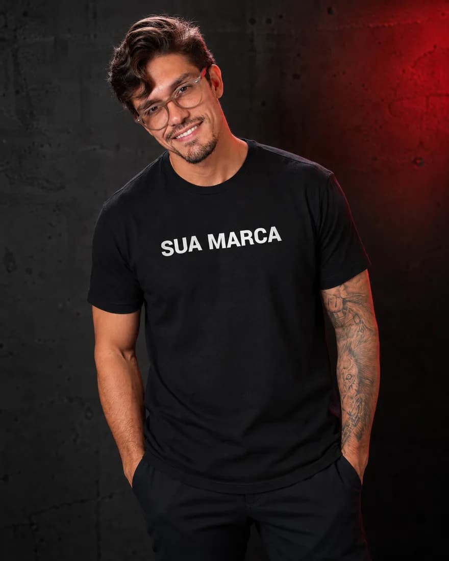Pedro Costa, fundador da Lion Brazil, de camiseta tradicional preta estampada com SUA MARCA