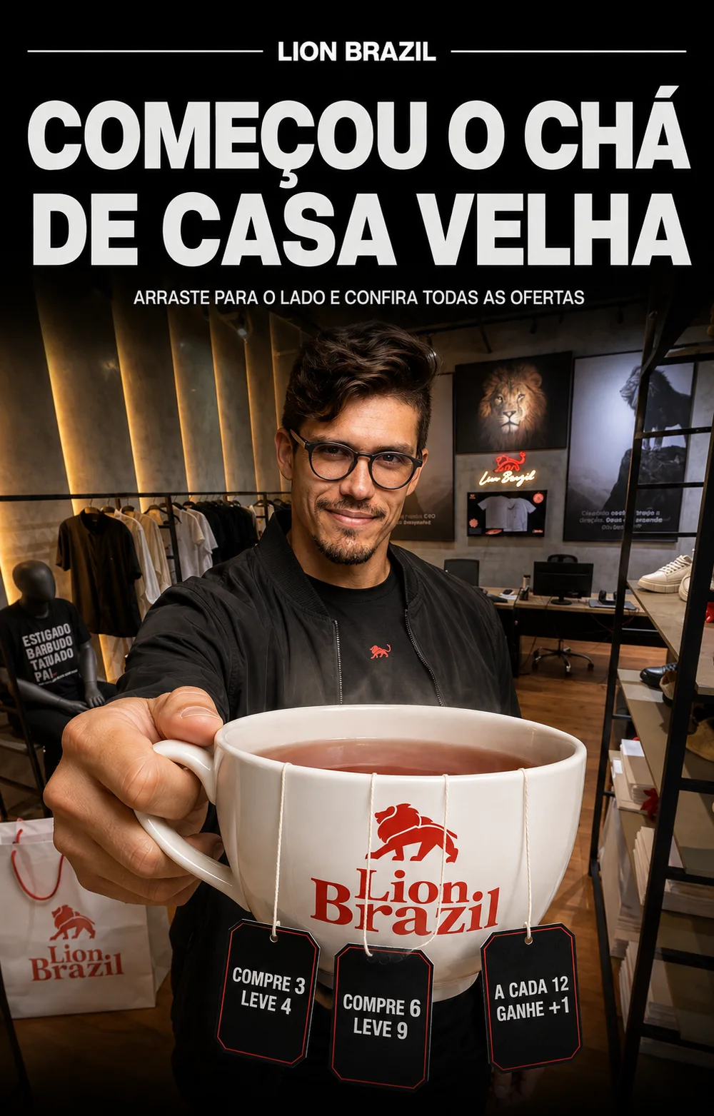 Pedro Costa, fundador da Lion Brazil, segurando uma xicara gigante com o logo da marca e as etiquetas compre 3 leve 4, compre 6 leve 9 e a cada 12 ganhe mais 1