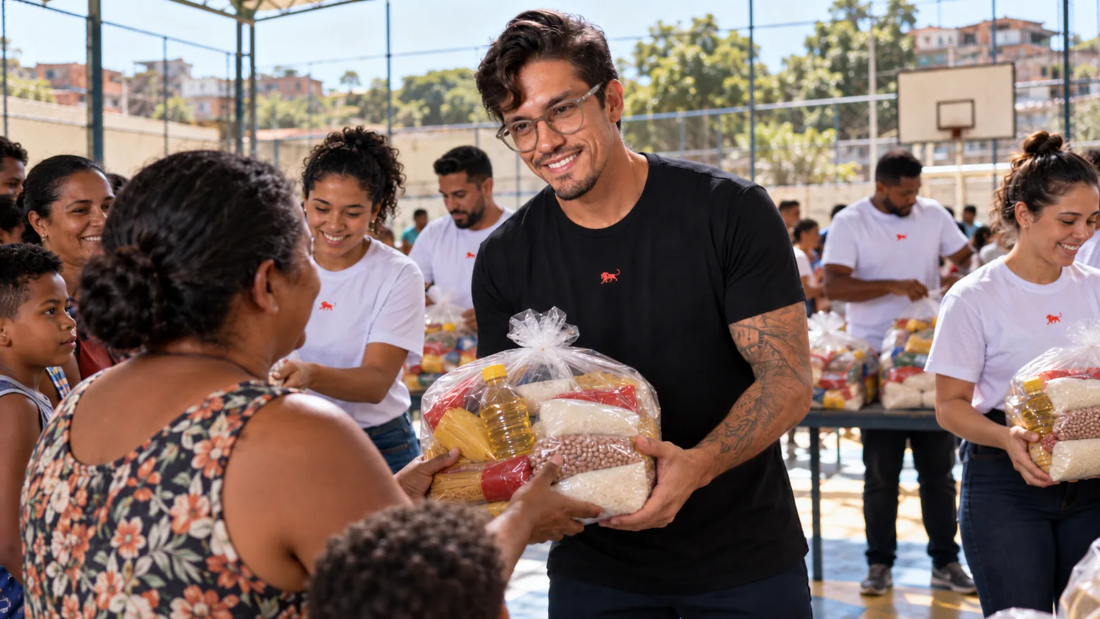 Voluntários de camiseta branca com o leão da Lion entregam cestas de alimentos numa quadra de comunidade, com Pedro Costa, fundador da Lion Brazil, carregando uma cesta.