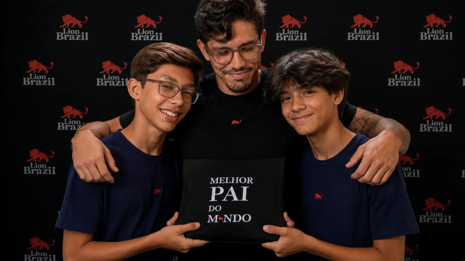 Pai recebendo dos dois filhos a camiseta Melhor Pai do Mundo personalizada da Lion Brazil