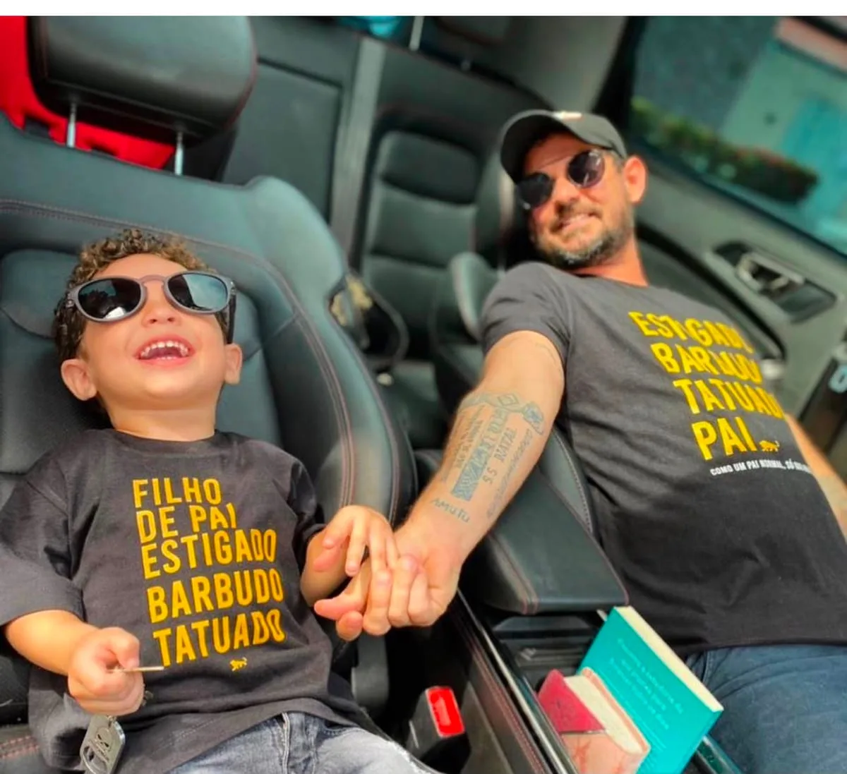 Pai e filho de óculos escuros vestindo camisetas personalizadas combinando da Lion Brazil