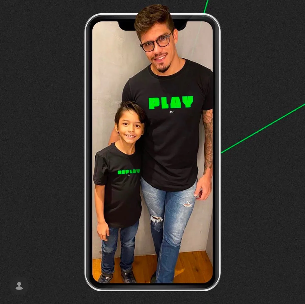 Pai e filho vestindo camisetas combinando Play e Replay da Lion Brazil
