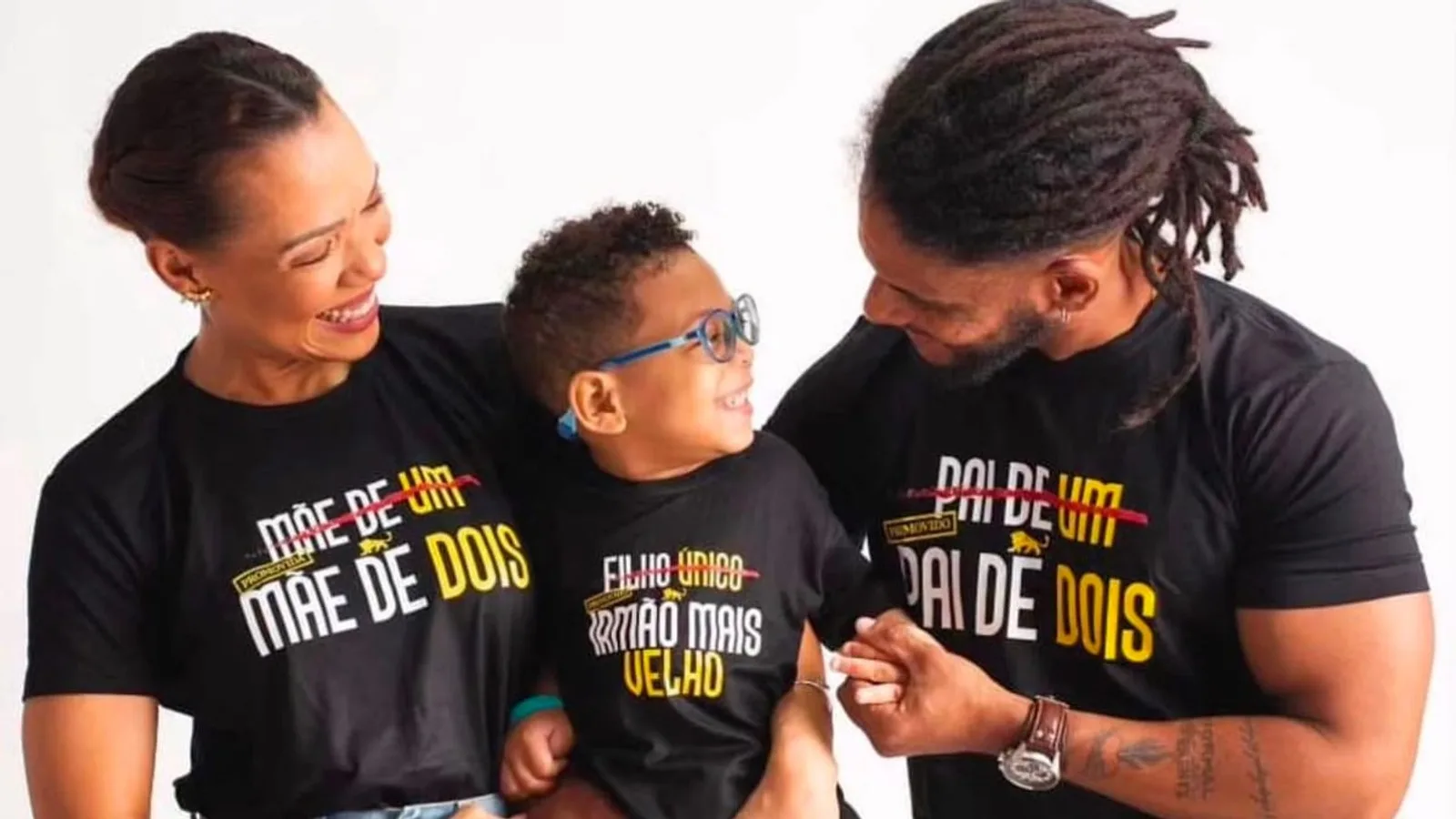 Família com camisetas personalizadas Lion Brazil: mãe de dois, irmão mais velho e pai de dois