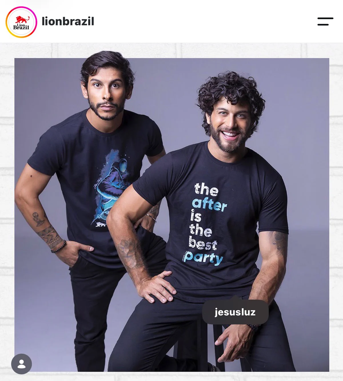 Publicação do Instagram da Lion Brazil com Jesus Luz e outro modelo usando camisetas pretas da coleção em colab, uma com arte de astronauta e outra com a frase the after is the best party