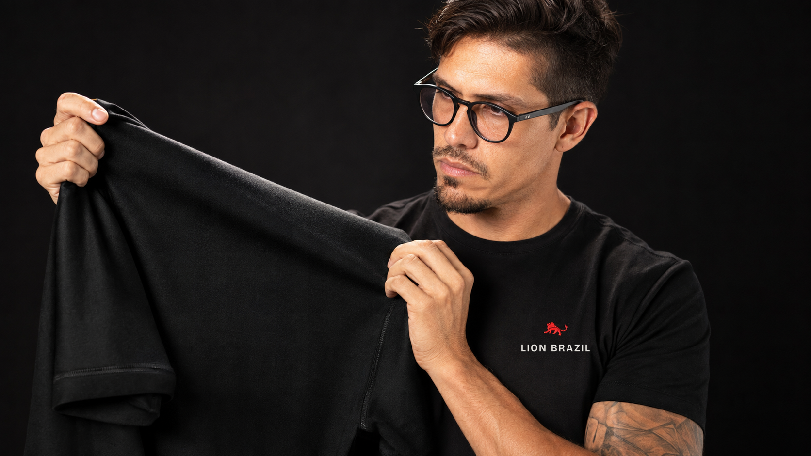 Camiseta personalizada com estampa aplicada, usada em ambiente de trabalho corporativo.