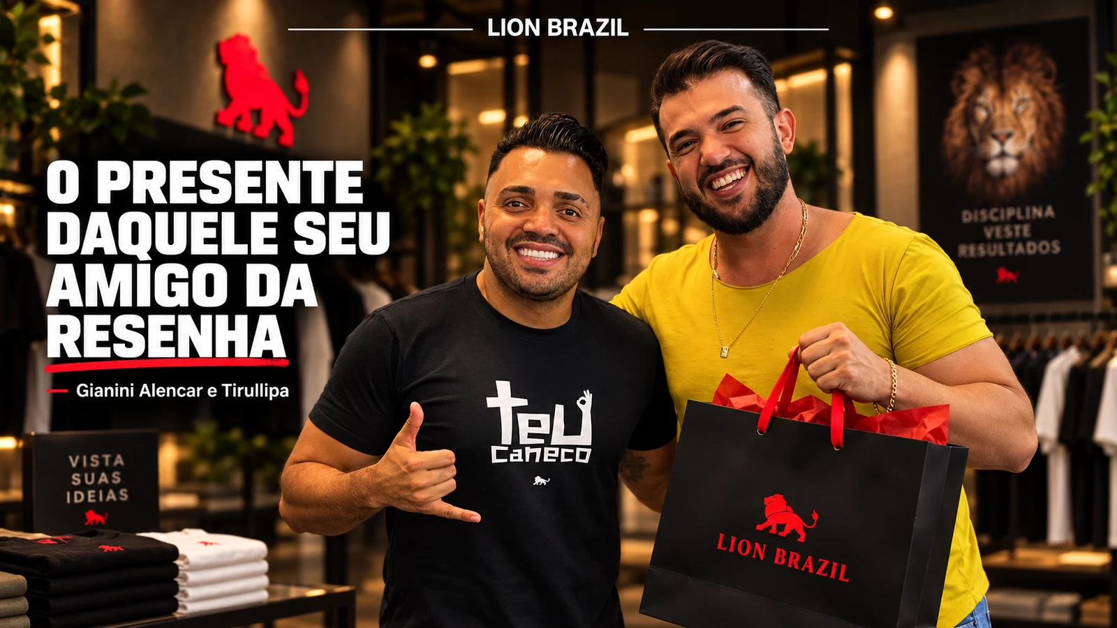 Gianini Alencar e Tirullipa na loja da Lion Brazil, Gianini com uma camiseta preta estampada com a arte Teu Caneco e Tirullipa segurando a sacola da marca