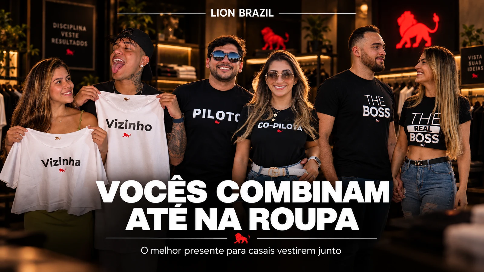 Três casais na loja da Lion Brazil com camisetas combinando: Vizinho e Vizinha, Piloto e Co-Pilota, The Boss e The Real Boss