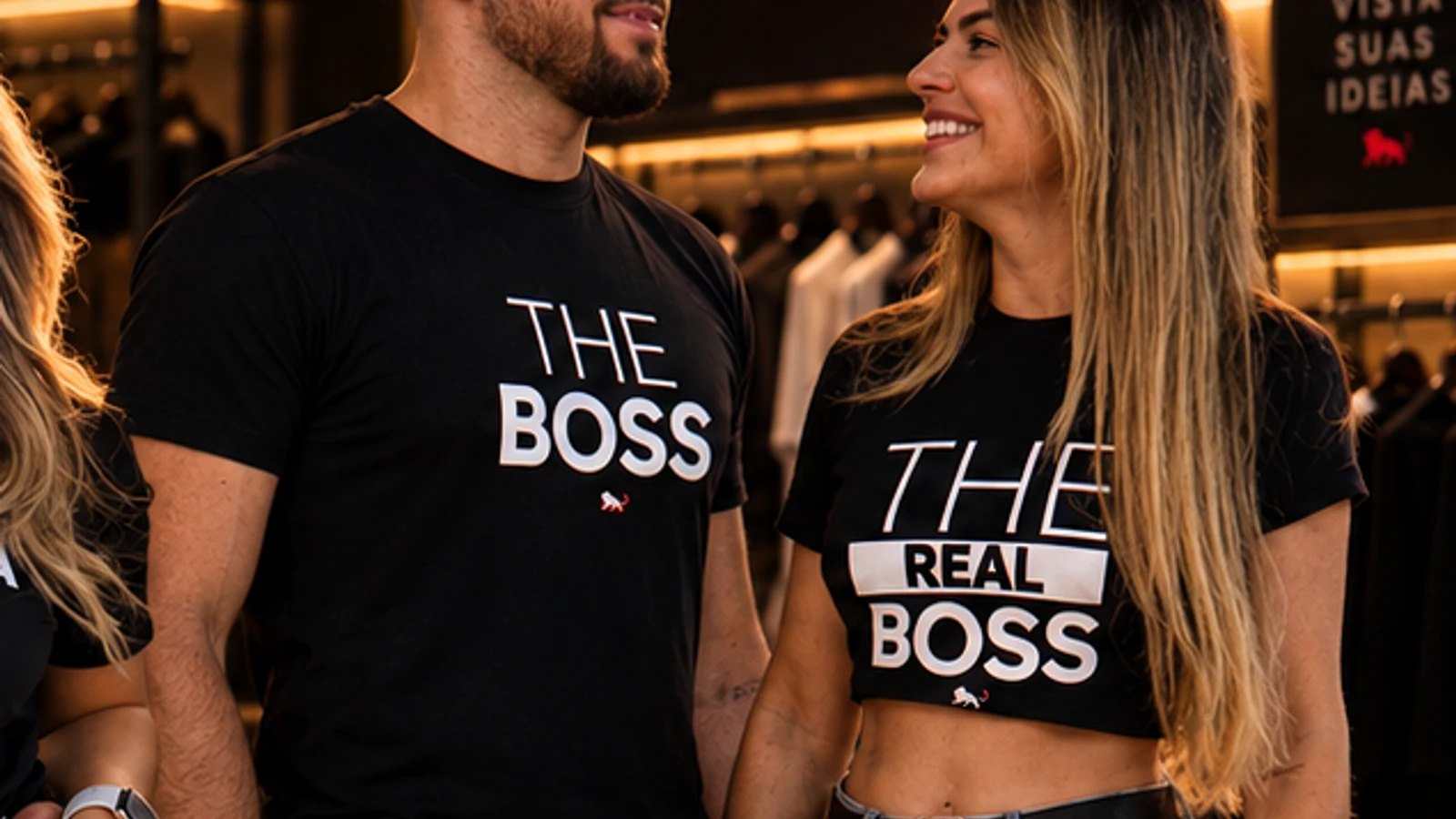Casal na loja da Lion Brazil com camisetas pretas combinando estampadas com The Boss e The Real Boss
