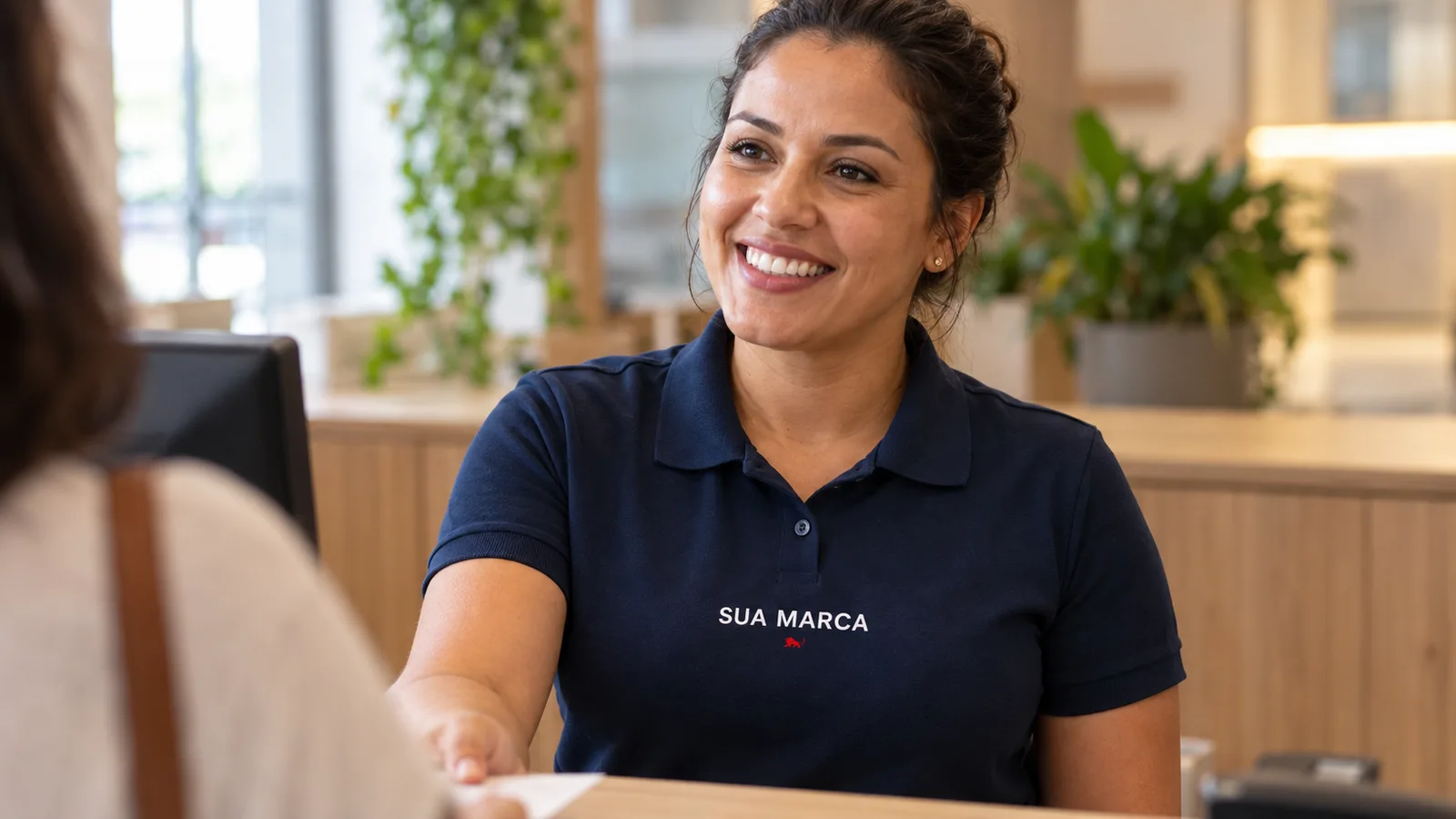 Polo bordada vestida em contexto corporativo, peça usada como uniforme de equipe.