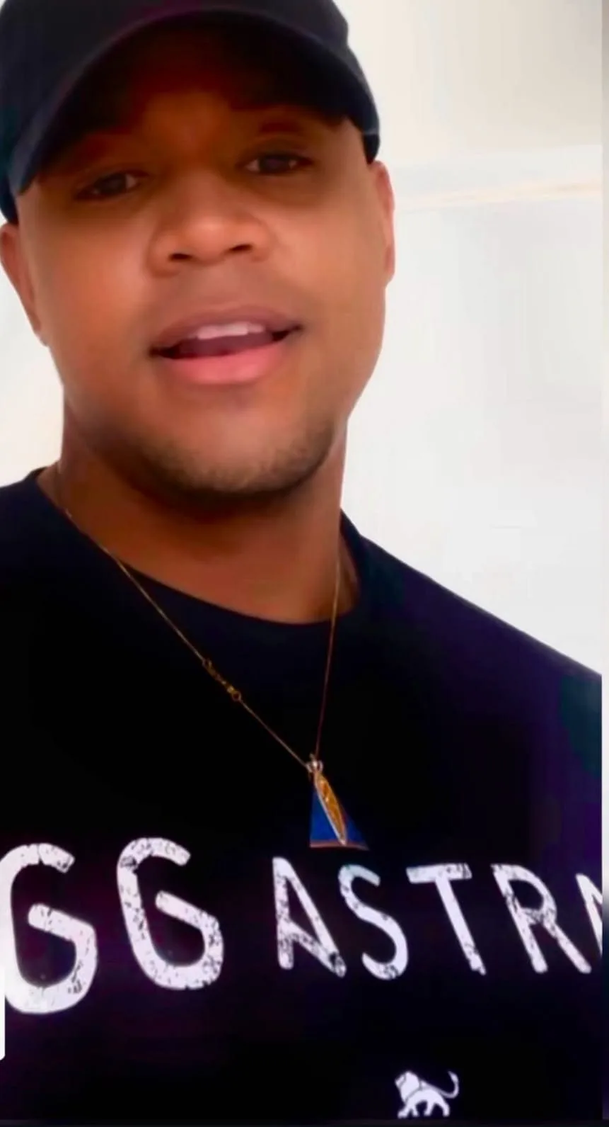 Leo Santana gravando video com camiseta preta personalizada da Lion Brazil