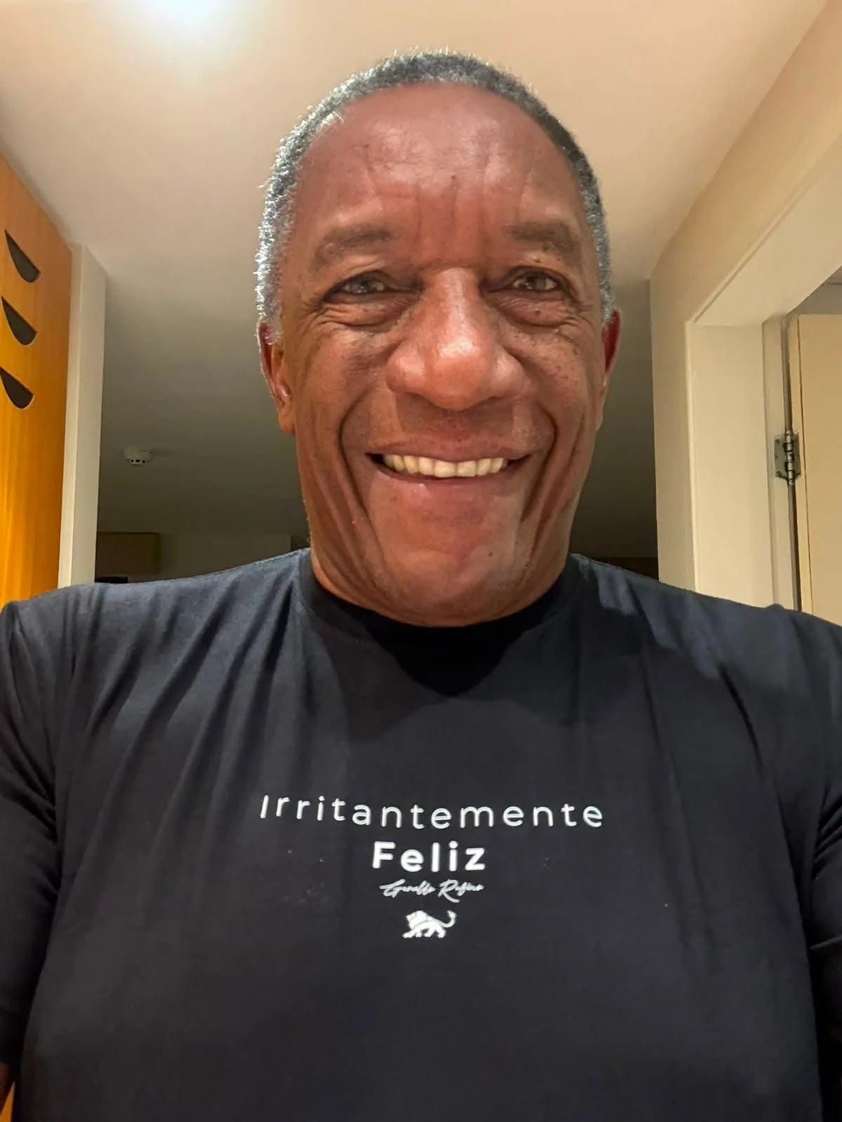 Geraldo Rufino com camiseta preta personalizada da Lion Brazil com frase e assinatura