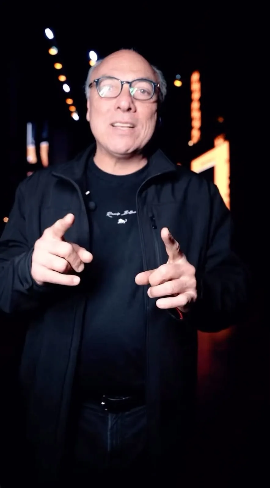 Ricardo Bellino com camiseta preta personalizada da Lion Brazil com assinatura no peito