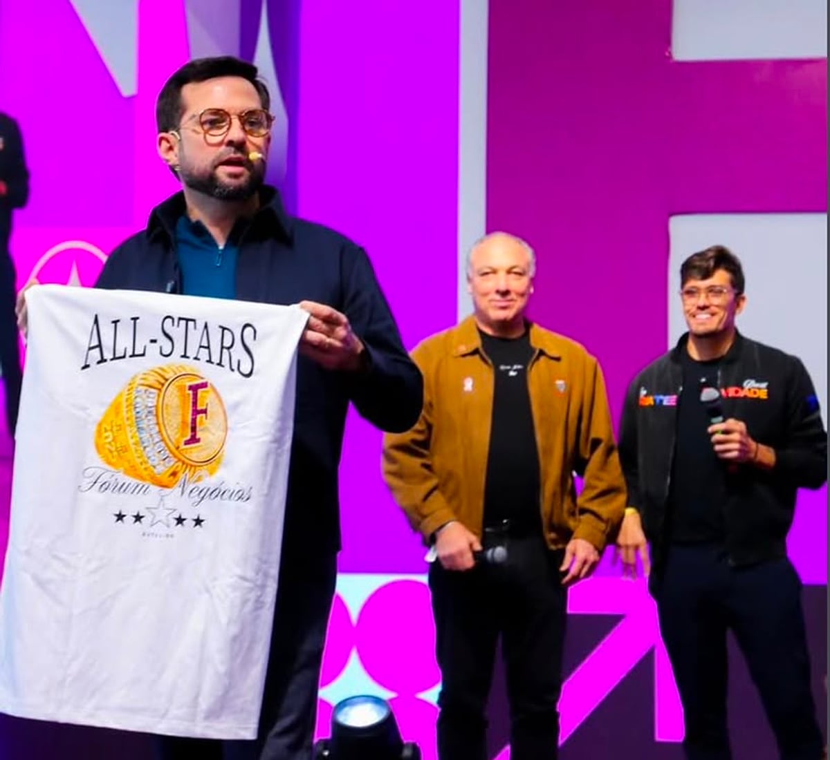 Camiseta All-Stars do Fórum Negócios erguida no palco durante a edição de 10 anos do evento